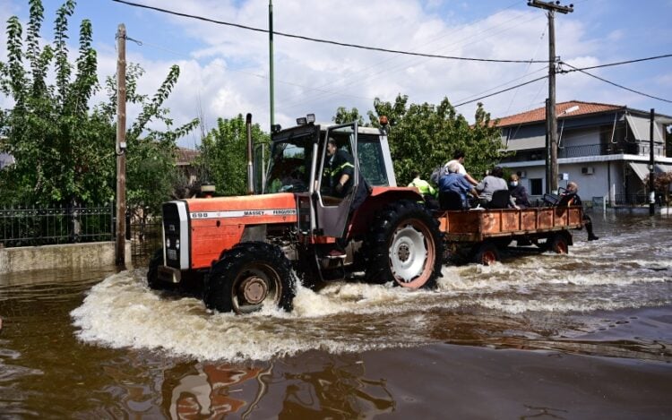 Τρακτέρ μεταφέρει κόσμο στα Μεγάλα Καλύβια των Τρικάλων (φωτ.: EUROKINISSI/Μιχάλης Καραγιάννης)