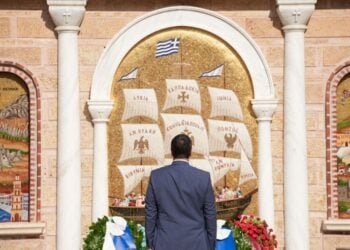 Κατάθεση στεφάνου από τον περιφερειάρχη Απόστολο Τζιτζικώστα στο Μνημείο Προσφυγικού Ελληνισμού (φωτ.: Περιφέρεια Κεντρικής Μακεδονίας)