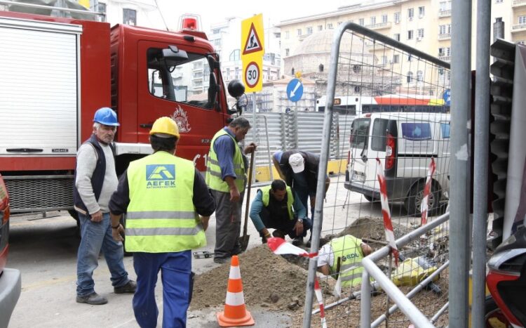 Εργαζόμενοι στο μετρό στη συμβολή των οδών Εγνατία με Βενιζέλου, από όπου δεν θα περνούν αυτοκίνητα για το επόμενο τετράμηνο (φωτ. αρχείου: ΜΟΤΙΟΝΤΕΑΜ/Βασίλης Βερβερίδης)