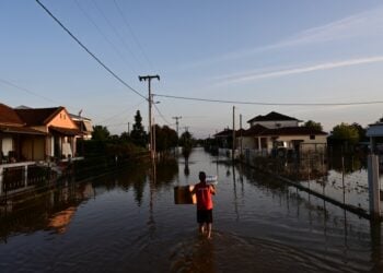 Εθελοντής μεταφέρει προμήθειες στους κατοίκους του Παλαμά (φωτ.: EUROKINISSI/Μιχάλης Καραγιάννης)