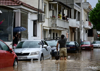 Συνοικία του Βόλου κατά τη διάρκεια της κακοκαιρίας Daniel (φωτ.: EUROKINISSI / Μιχάλης Καραγιάννης)