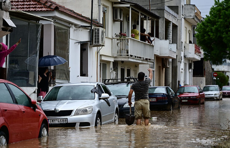 Συνοικία του Βόλου κατά τη διάρκεια της κακοκαιρίας Daniel (φωτ.: EUROKINISSI / Μιχάλης Καραγιάννης)