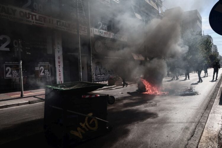 Στιγμιότυπο από τα επεισόδια έξω από το Οικονομικό Πανεπιστήμιο Αθηνών (φωτ.:  Κώστας Τζούμας/ Eurokinissi)