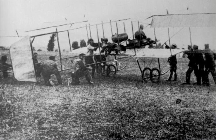 Στιγμιότυπο από την προσπάθεια απογείωσης του δίπλανου αεροσκάφους του πρωτοπόρου αεροπόρου Δημήτριου Καμπέρου, πιθανώς κοντά στην Πρέβεζα (φωτ.: The Rhomaides - Zeitz photo album of the Balkan Wars)