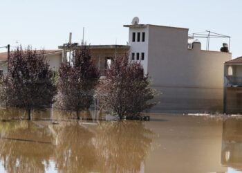 Mάχη με το νερό και τη λάσπη. Εικόνα από τη Φαρκαδόνα Τρικάλων, το Σεπτέμβριο (φωτ.: Γιώργος Κονταρίνης/ EUROKINISSI)