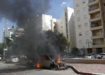 Φλεγόμενα οχήματα στην ισραηλινή πόλη Ασκελόν, η οποία χτυπήθηκε από πυραύλους που εκτοξεύτηκαν από τη Λωρίδα της Γάζας (φωτ.: EPA / Atef Safadi)