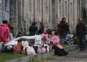 Κάτοικοι του Αρτσάχ αρμενικής καταγωγής περιμένουν να έρθει η σειρά τους για να δηλώσουν τα στοιχεία τους, στο Γκορίς της Αρμενίας (φωτ.: EPA/ ANATOLY MALTSEV)