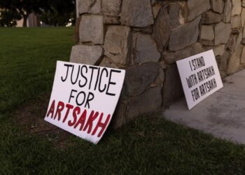 Πανό που αναγράφουν «Δικαιοσύνη για το Αρτσάχ» και «Είμαι στο πλευρό του Αρτσάχ για το Αρτσάχ» κείτονται στο έδαφος μετά από διαμαρτυρία σε μνημείο Μαρτύρων της Αρμενικής Γενοκτονίας στην Καλιφόρνια, για τη στρατιωτική επιχείρηση του Αζερμπαϊτζάν (φωτ.: EPA / Etienne Laurent)