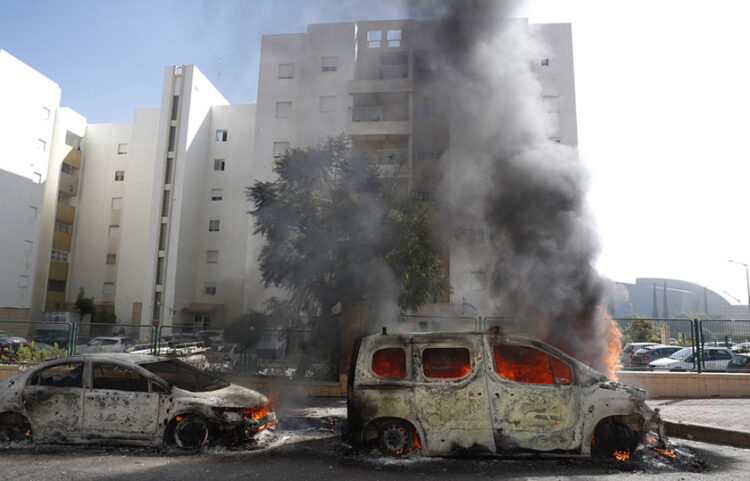 Φλεγόμενα οχήματα στην ισραηλινή πόλη Ασκελόν, η οποία χτυπήθηκε από πυραύλους που εκτοξεύτηκαν από τη Λωρίδα της Γάζας (φωτ.: EPA / Atef Safadi)