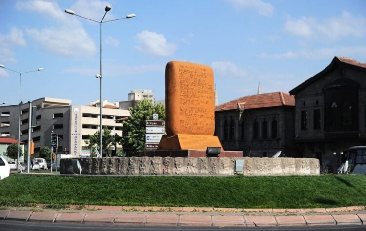 Το γιγάντιο αντίγραφο της ασσυριακής πλάκας έχει τοποθετήθεί στο κέντρο μιας κυκλικής διασταύρωσης (φωτ.: wikiperida commons/Валерий Дед)