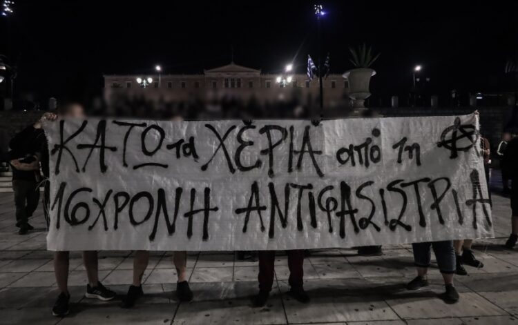 Στιγμιότυπο από συγκέντρωση αλληλεγγύης στην τραυματισμένη 16χρονη, στο κέντρο της Αθήνας (φωτ.: EUROKINISSI/Κώστας Τζούμας)