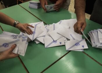 Καταμέτρηση ψήφων σε εκλογικό κέντρο (φωτ.: EUROKINISSI/Γιάννης Παναγόπουλος)