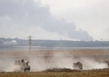 Ισραηλινοί στρατιώτες με στρατιωτικά οχήματα κοντά στα σύνορα με τη Λωρίδα της Γάζας (φωτ.: EPA / Atef Safadi)