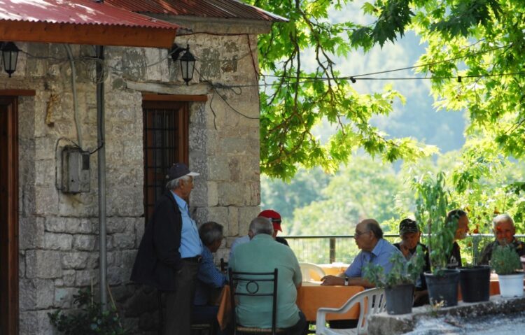 Κάτοικοι σε καφενείο χωριού στα Τρίκαλα (φωτ. αρχείου: EUROKINISSI/Θανάσης Καλλιάρας)