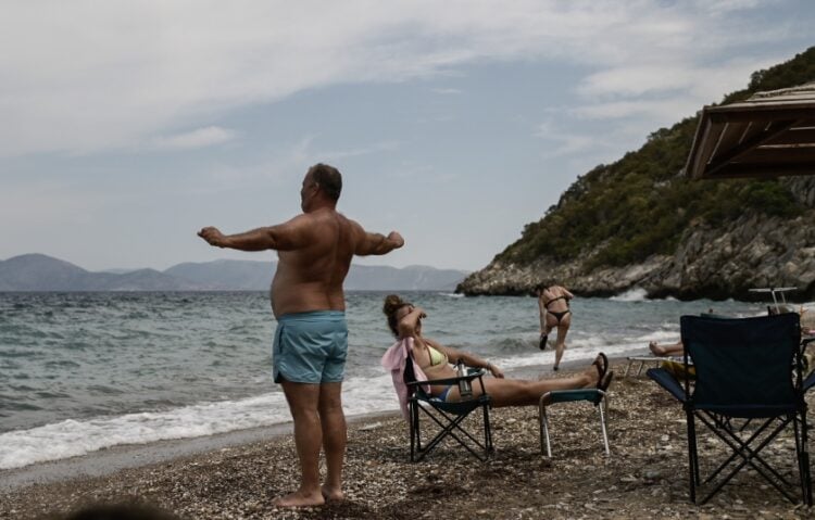 Έτοιμος για βουτιά ο κύριος της φωτογραφίας, αλλά πρώτα λίγο ζέσταμα (φωτ.: EUROKINISSI/Μιχάλης Καραγιάννης)