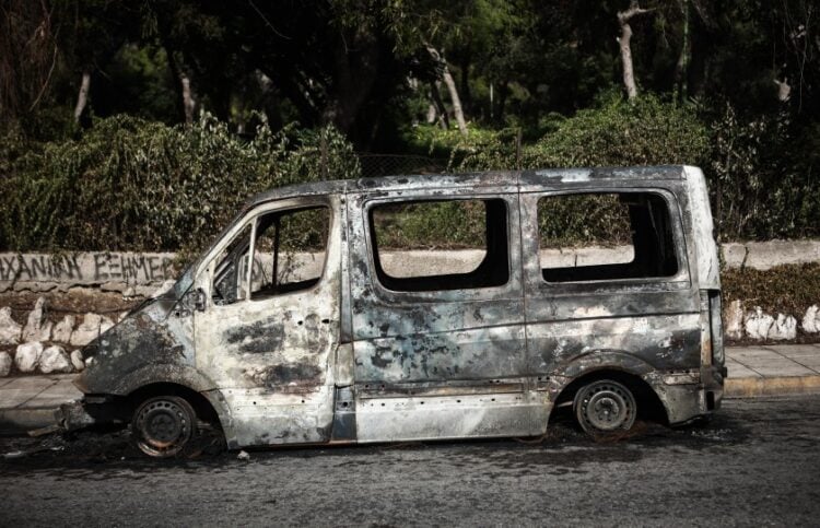 Ένα σταθμευμένο σχολικό λεωφορείο κάηκε ολοσχερώς κατά τη διάρκεια των χθεσινών επεισοδίων (φωτ.: EUROKINISSI/Βασίλης Ρεμπάπης)