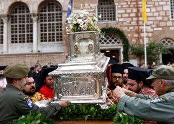 Τα λείψανα του Αγίου Δημητρίου λιτανεύονται από το 1982 (φωτ.: ΑΠΕ-ΜΠΕ/Αχιλλέας Χήρας)