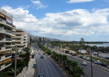 Η λεωφόρος Ποσειδώνος θα παραμείνει κλειστή, και στα δύο ρεύματα κυκλοφορίας, τουλάχιστον για δύο ώρες (φωτ.: EUROKINISSI/Γιάννης Παναγόπουλος)