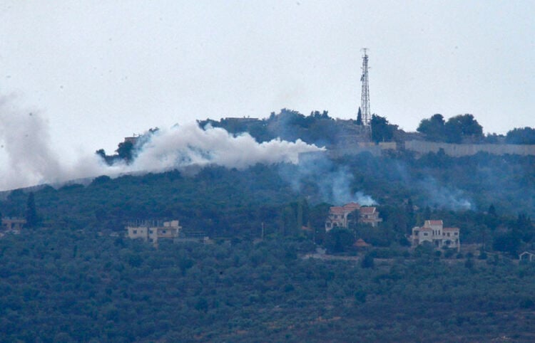 Καπνός μετά τα ισραηλινά χτυπήματα στα προάστια χωριού του Λιβάνου που βρίσκεται κοντά στα σύνορα (φωτ.: EPA / Wael Hamzeh)