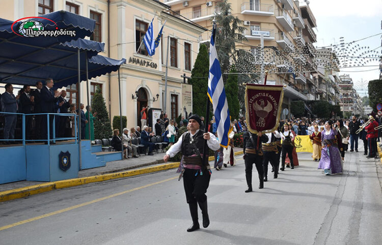 Στιγμιότυπο από την παρέλαση για την 111η επέτειο από την απελευθέρωση της Βέροιας (φωτ.: Πληροφοριοδότης)