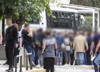 Στιγμιότυπο από την προσαγωγή των 87 συλληφθέντων στον εισαγγελέα (φωτ.: EUROKINISSI/Κώστας Τζούμας)