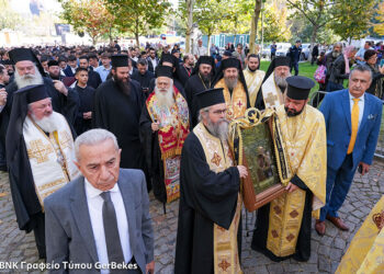 Η εικόνα της Παναγίας Σουμελά και απότμημα των λειψάνων του Αγίου Δημητρίου μεταφέρονται στον πατριαρχικό καθεδρικό ναό του Βουκουρεστίου (φωτ.: Μητρόπολη Βεροίας, Ναούσης, Καμπανίας / Γεράσιμος Μπεκές)