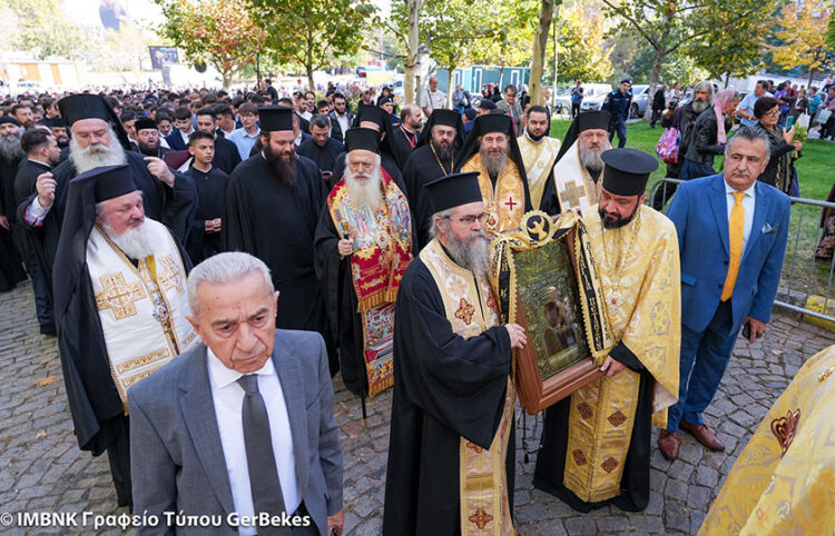 Η εικόνα της Παναγίας Σουμελά και απότμημα των λειψάνων του Αγίου Δημητρίου μεταφέρονται στον πατριαρχικό καθεδρικό ναό του Βουκουρεστίου (φωτ.: Μητρόπολη Βεροίας, Ναούσης, Καμπανίας / Γεράσιμος Μπεκές)