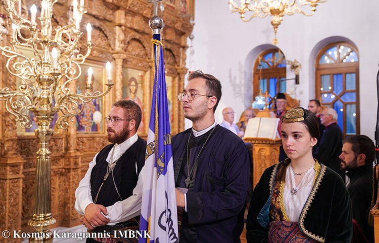 Μέλη της Ευξείνου Λέσχης Ποντίων Νάουσας στη δοξολογία στον μητροπολιτικό ναό Μεταμορφώσεως του Σωτήρος (φωτ.: Μητρόπολη Βεροίας, Ναούσης, Καμπανίας)