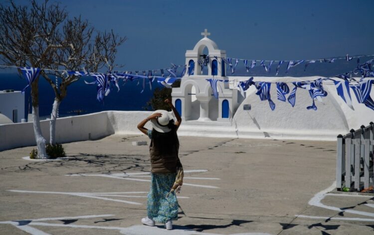 Αυλόγυρος εκκλησίας στη Σαντορίνη (φωτ.: EUROKINISSI/Γιώργος Κονταρίνης)