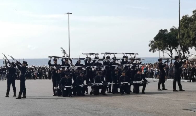 Οι σπουδαστές της ΣΣΑΣ σχημάτισαν την ελληνική σημαία με τα όπλα τους (φωτ.: YouTube)