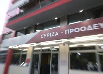 H ταμπέλα στα κεντρικά γραφεία του ΣΥΡΙΖΑ στην Κουμουνδούρου (φωτ.: EUROKINISSI / Τατιάνα Μπόλαρη)