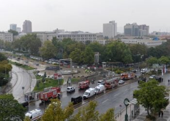 Τουρκικές δυνάμεις ασφαλείας έχουν κατακλύσει την περιοχή όπου σημειώθηκε η επίθεση αυτοκτονίας το πρωί της Κυριακής στην Άγκυρα (φωτ.: EPA/Necati Savas)