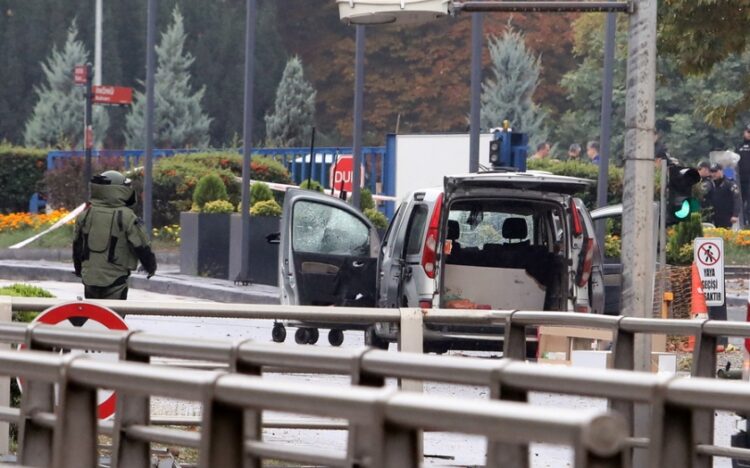 Πυροτεχνουργός της αστυνομίας ελέγχει όχημα κοντά στο σημείο της επίθεσης αυτοκτονίας στην Άγκυρα (φωτ.: EPA/Necati Savas)