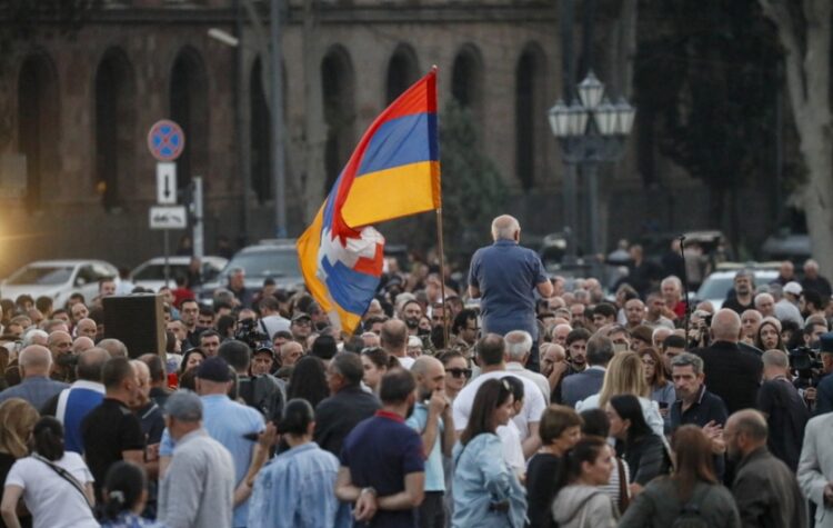 Η σημαία του Αρτσάχ ανεμίζει στη διάρκεια διαδήλωσης στο Γερεβάν, στα τέλη Σεπτεμβρίου, λίγες ημέρες μετά τη στρατιωτική επιχείρηση του Αζερμπαϊτζάν, η οποία οδήγησε σε φυγή περισσότερους από 100.000 Αρμένιους (φωτ.: EPA/Anatoly Maltsev)