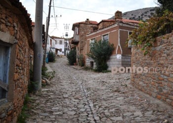 Σοκάκι στους Αγίους Θεόδωρους, τη γενέτειρα του Οικουμενικού Πατριάρχη Βαρθολομαίου (φωτ.: Γεωργία Βορύλλα)