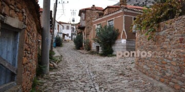 Σοκάκι στους Αγίους Θεόδωρους, τη γενέτειρα του Οικουμενικού Πατριάρχη Βαρθολομαίου (φωτ.: Γεωργία Βορύλλα)