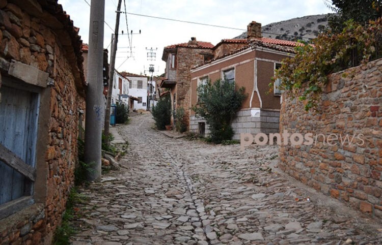 Σοκάκι στους Αγίους Θεόδωρους, τη γενέτειρα του Οικουμενικού Πατριάρχη Βαρθολομαίου (φωτ.: Γεωργία Βορύλλα)