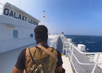 Αντάρτης Χούθι πάνω στο φορτηγό πλοίο «Galaxy Leader» στην Ερυθρά Θάλασσα (φωτ.: EPA / Houthis Media Center)