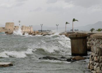 Μεγάλα κύματα χτυπούν τις ακτές του Ναυπλίου (φωτ.: ΑΠΕ-ΜΠΕ / Ευάγγελος Μπουγιώτης)