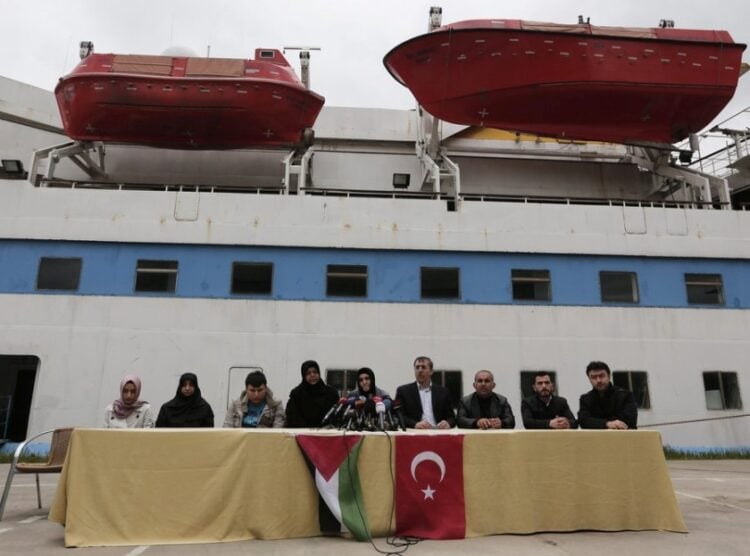 Εικόνα από το 2013, μπροστά από το πλοίο «Mavi Marmara». Τρία χρόνια μετά το επεισόδιο, οι συγγενείς των 9 Τούρκων υπηκόων που σκοτώθηκαν κατά την ισραηλινή επιχείρηση ανακοινώνουν ότι θα κάνουν αγωγή κατά του Ισραήλ (φωτ. αρχείου: EPA/ Sedat Suna)