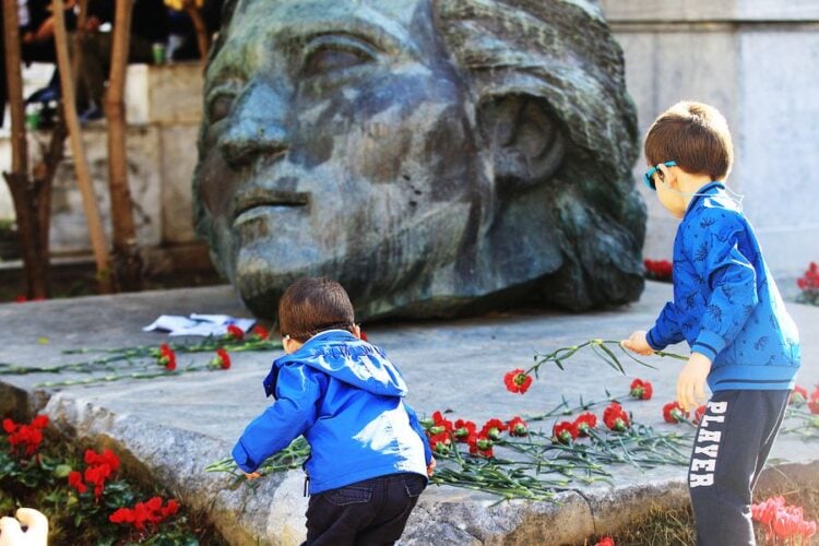 Παιδιά καταθέτουν λουλούδια στο Πολυτεχνείο, χθες, κατά τη διάρκεια της έναρξης των τριήμερων εκδηλώσεων για τον εορτασμό των 50 χρόνων από την εξέγερση των φοιτητών του Πολυτεχνείου τον Νοέμβρη του 1973 κατά της χούντας (φωτ.: ΑΠΕ-ΜΠΕ/Αλέξανδρος Βλάχος)