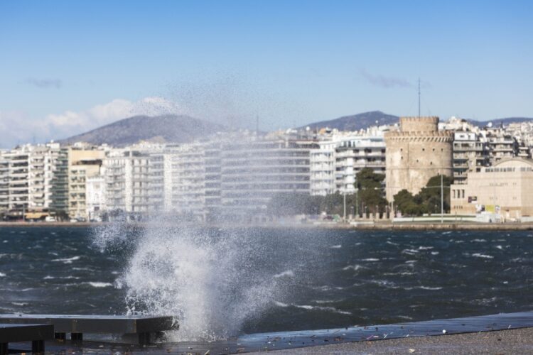 Κύματα στον Θερμαϊκό εξαιτίας ισχυρών ανέμων (φωτ.αρχείου: MotionTeam/Eurokinissi/Φανή Τρυψάνη)