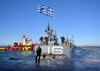 Στην πρύμνη του πλοίου διακρίνεται το ρήγμα  (φωτ.: EUROKINISSI/Κωνσταντίνος Τζακιτσής)