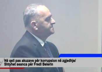 Ο Φρέντι Μπέλερης στο δικαστήριο, πίσω από ειδικό τζάμι (πηγή: YouTube / DritaMedia Tv)