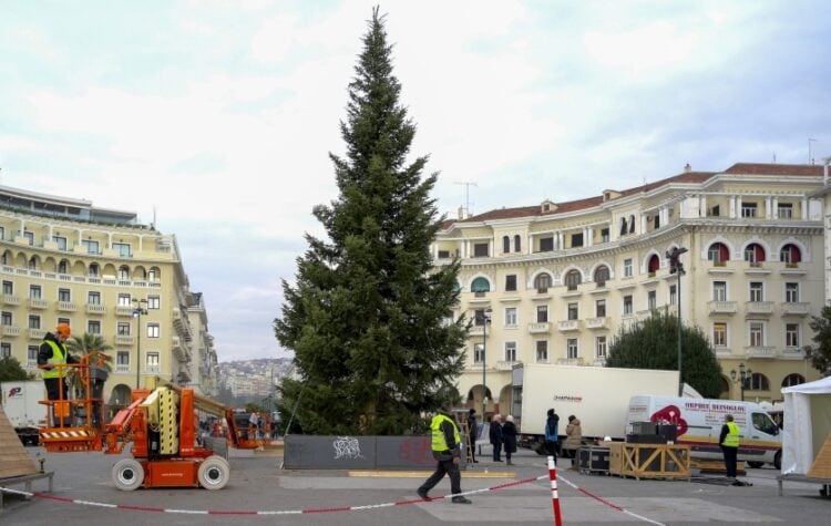 Το έλατο δεσπόζει στο κέντρο της πλατείας Αριστοτέλους (φωτ.: EUROKINISSI/Κωνσταντίνος Τσακιτζής)