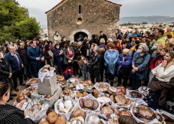 Άρτοι και πρόσφορα για την Παναγία τη Μεσοσπορίτισσα έξω από το εκκλησάκι που βρίσκεται μέσα στον αρχαιολογικό χώρο της Ελευσίνας (φωτ.: Facebook / 2023 Eleusis European Capital of Culture)