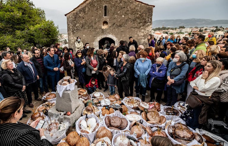 Άρτοι και πρόσφορα για την Παναγία τη Μεσοσπορίτισσα έξω από το εκκλησάκι που βρίσκεται μέσα στον αρχαιολογικό χώρο της Ελευσίνας (φωτ.: Facebook / 2023 Eleusis European Capital of Culture)