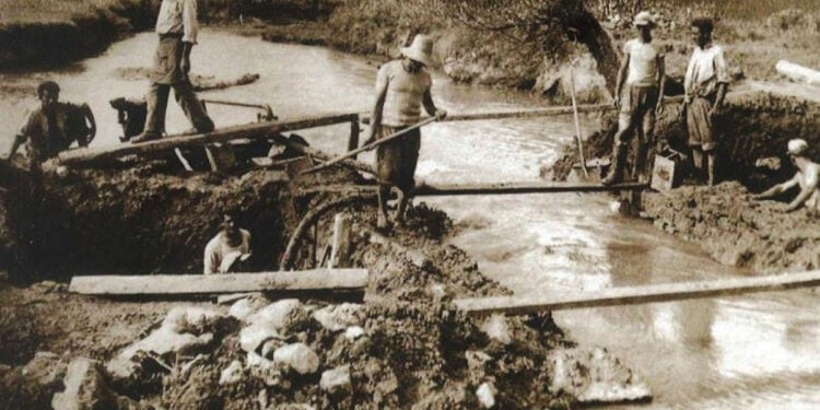 Φωτογραφία στο εξώφυλλο του βιβλίου «Η ιστορία των λιγνιτών της Δυτικής Μακεδονίας (1925-1957) και ο Μικρασιάτης Γεώργιος Ν. Παυλίδης» (φωτ.: αρχείο Μ. Παυλίδου)