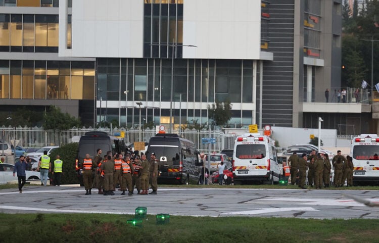 Ισραηλινοί στρατιώτες περιμένουν τα παιδιά που κρατούνταν από τη Χαμάς, στο ελικοδρόμιο του Ιατρικού Κέντρου Παίδων Schneider, στην πόλη Πετάχ Τίκβα του Ισραήλ (φωτ.: EPA / Abir Sultan)