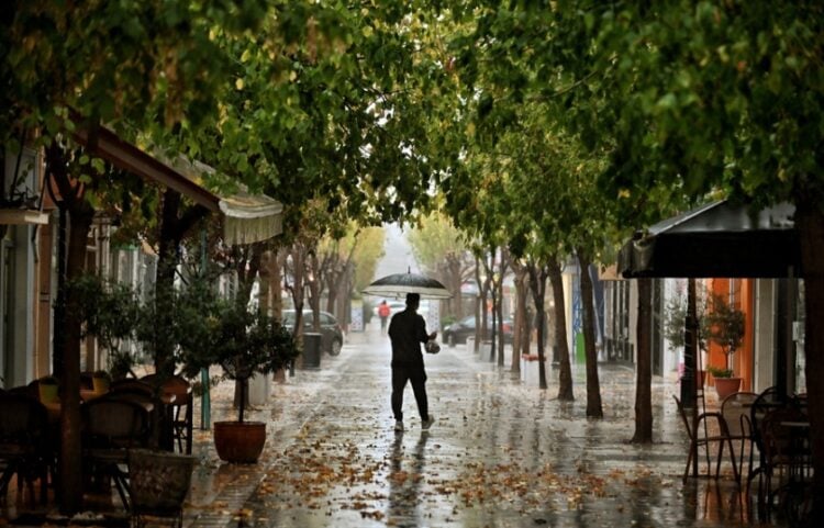 Φθινοπωρινό το σκηνικό στην Κόρινθο, όπου άνδρας κρατώντας ομπρέλα περπατάει σε πεζόδρομο (φωτ.: ΑΠΕ-ΜΠΕ/Βασίλης Ψωμάς)